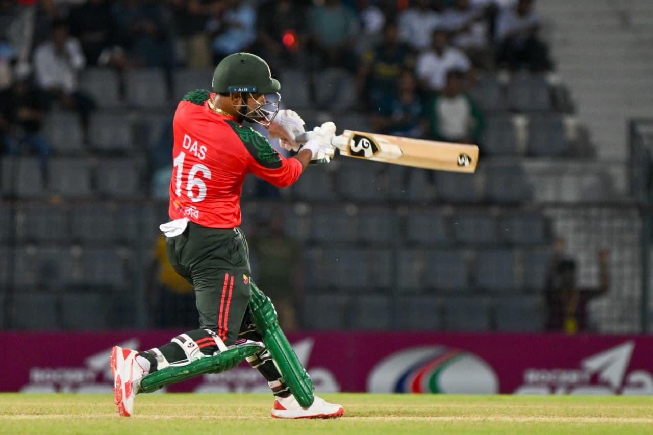 Litton Das plays a shot, Cricfrenzy