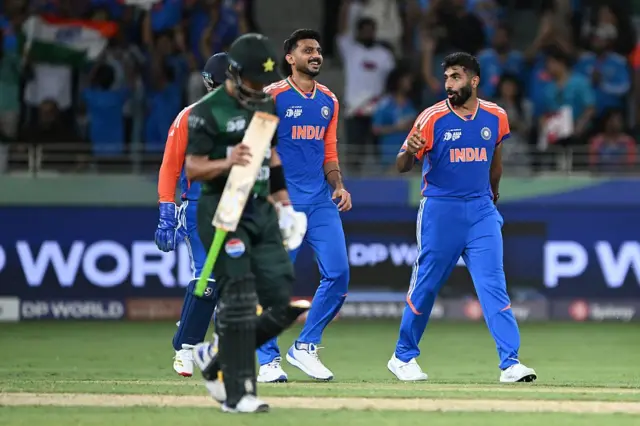 ‘ভারতের বিপক্ষে হারের লজ্জা এড়াতে হ্যান্ডশেক নিয়ে হট্টগোল করছে পাকিস্তান’