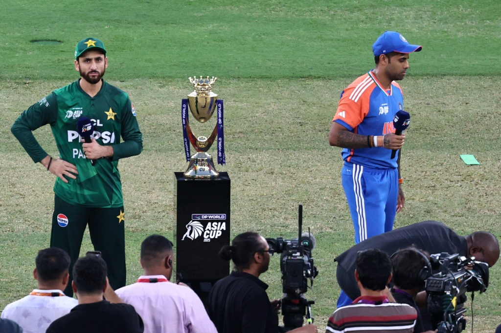 India opt to bowl against Pakistan in Asia Cup final
