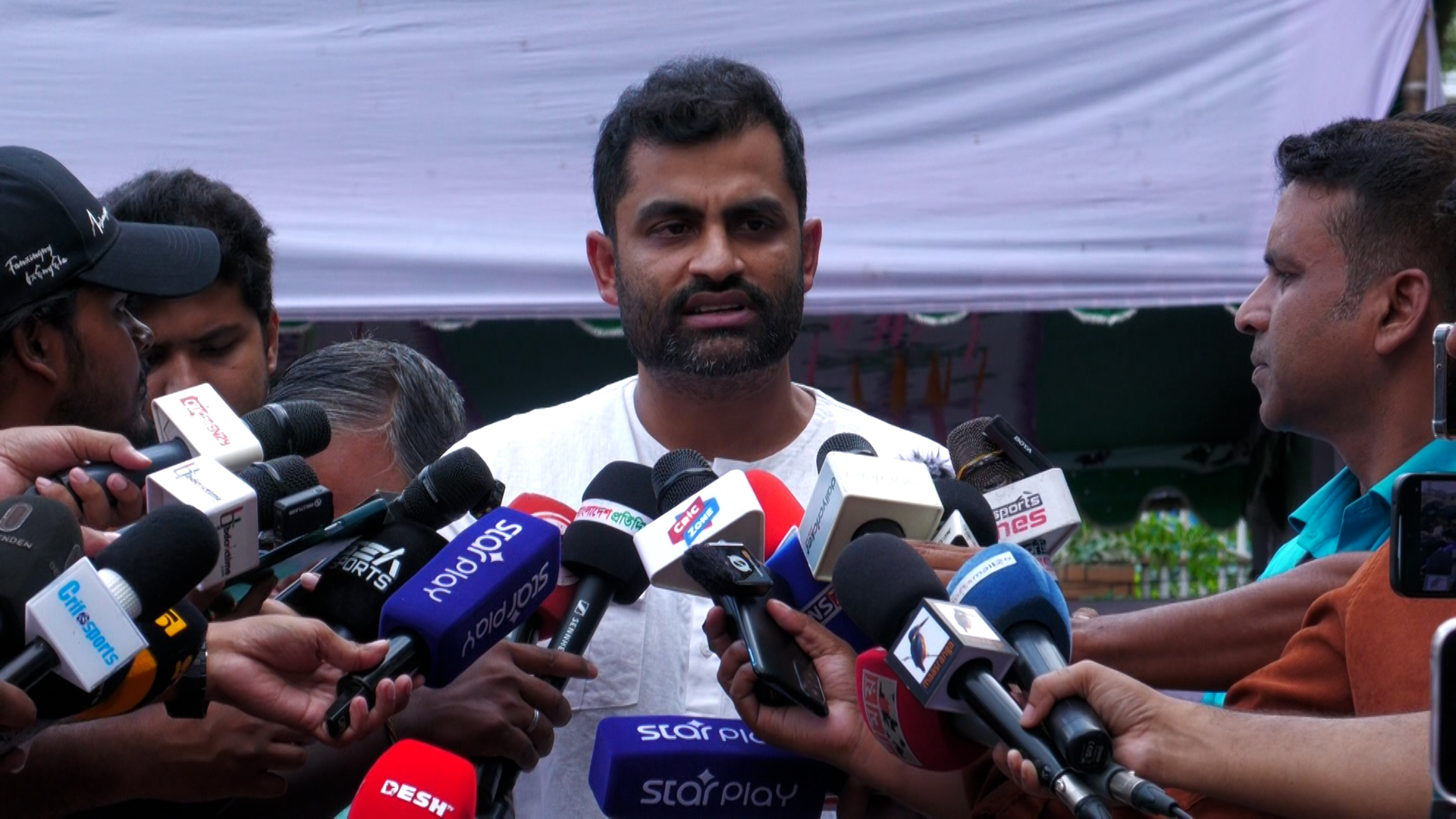 গণমাধ্যমের সঙ্গে কথা বলছেন তামিম ইকবাল