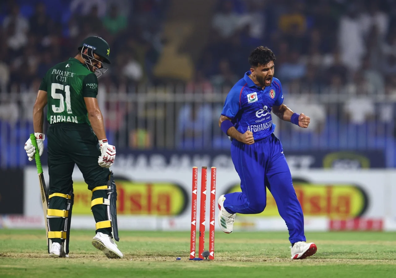 Fazalhaq Farooqi made a mess of Sahibzada Farhan's stumps
