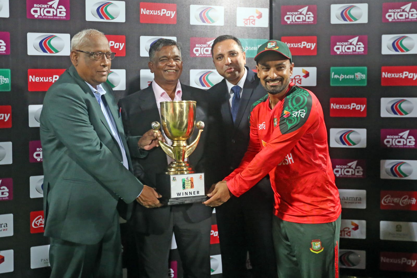 Litton Das receives winning trophy, Cricfrenzy