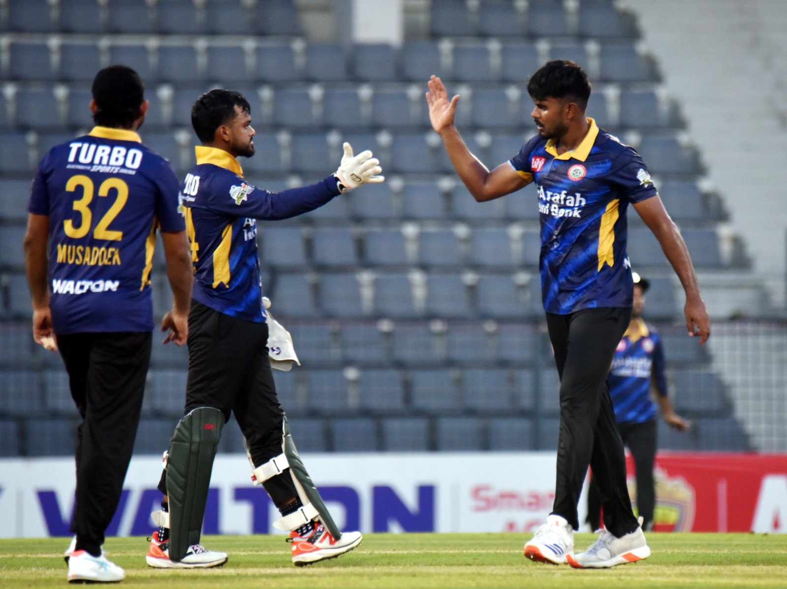 ক্যামিওর পর ২ উইকেট নিয়ে ঢাকাকে জেতালেন সুমন