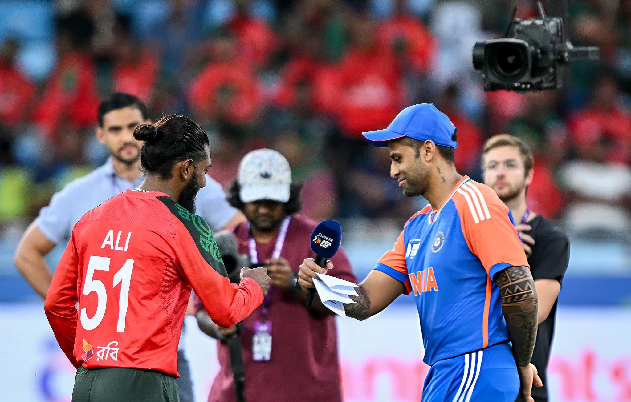 টসের মুহূর্তে জাকের আলী ও সূর্যকুমার যাদব