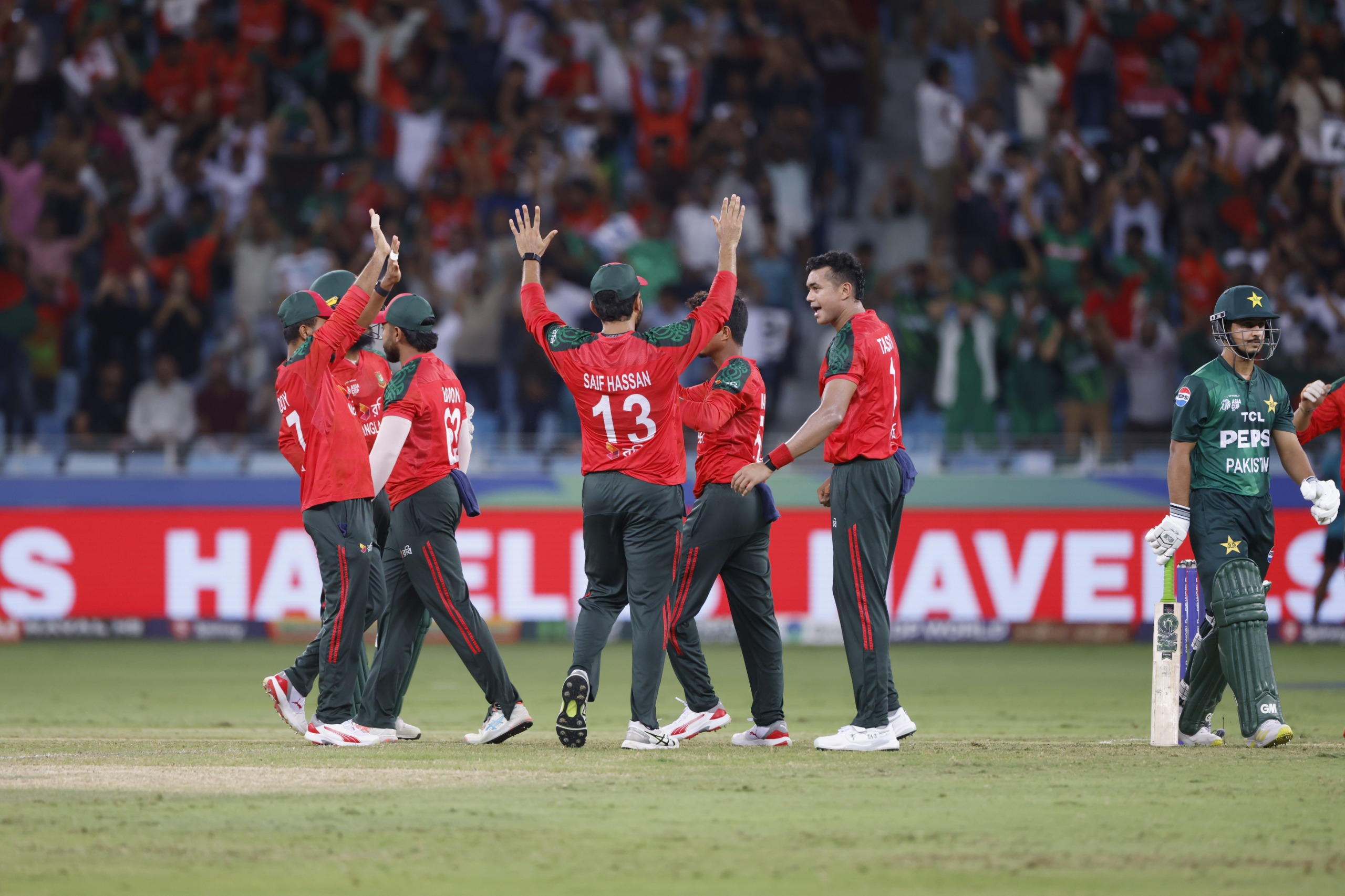 Tiger bowlers dominate as Pakistan post 27-2 after powerplay