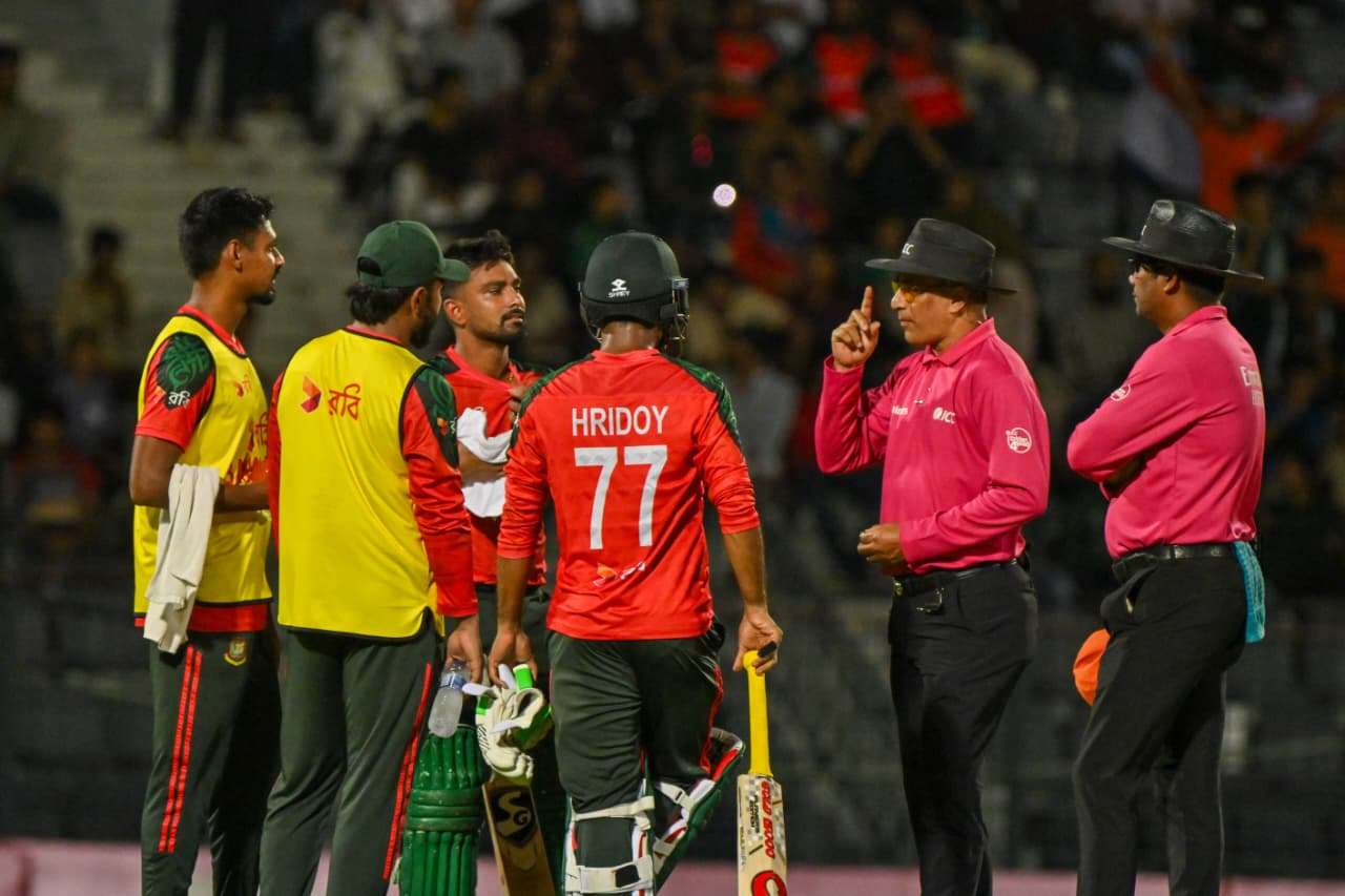 Players in the middle, Cricfrenzy