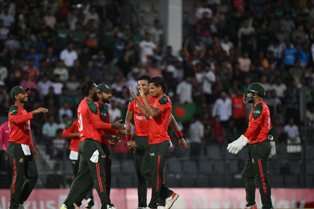Bangladesh players celebrate a wicket, Cricfrenzy