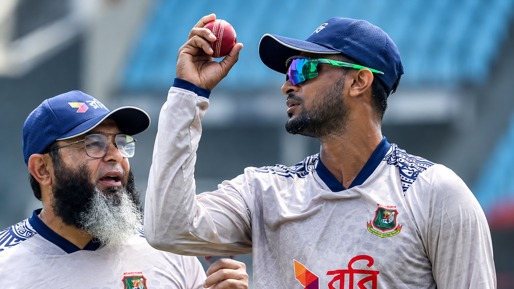 সাকিবের বিকল্প খুঁজতে বোলার হান্টে চোখ মুশতাকের