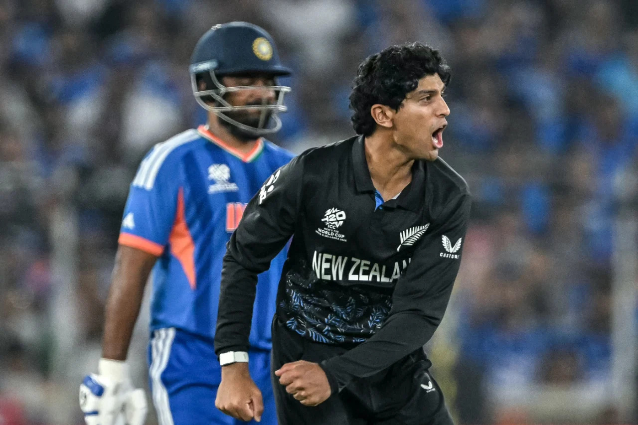 বিজ্ঞাপনের শুটিংয়ে চোট পেয়ে ভারত সিরিজ ছিটকে গেলেন রাচিন