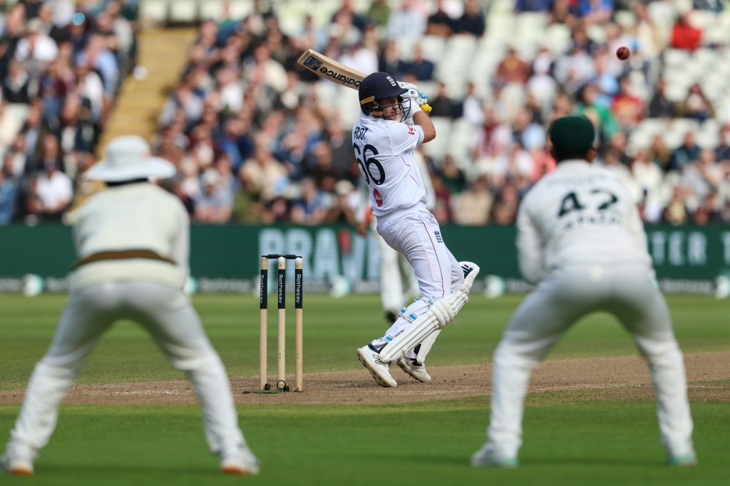 England survive scare to seal 3-0 sweep against Pakistan