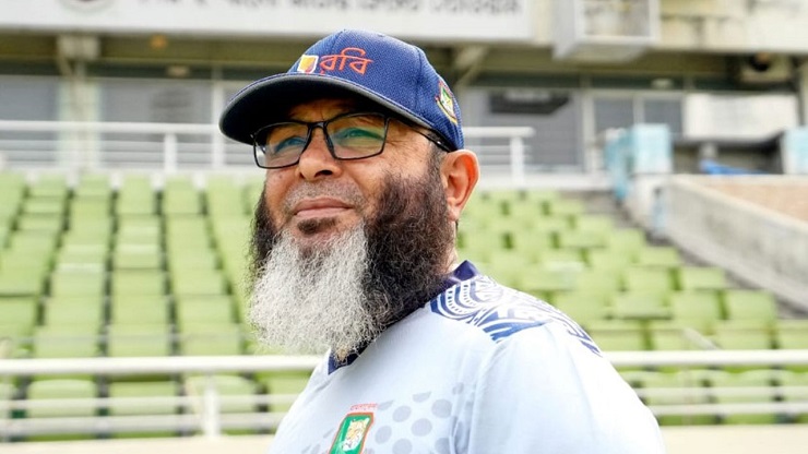 পাকিস্তানের হয়ে কাজ করতে ‘ভয় পান’ মুশতাক