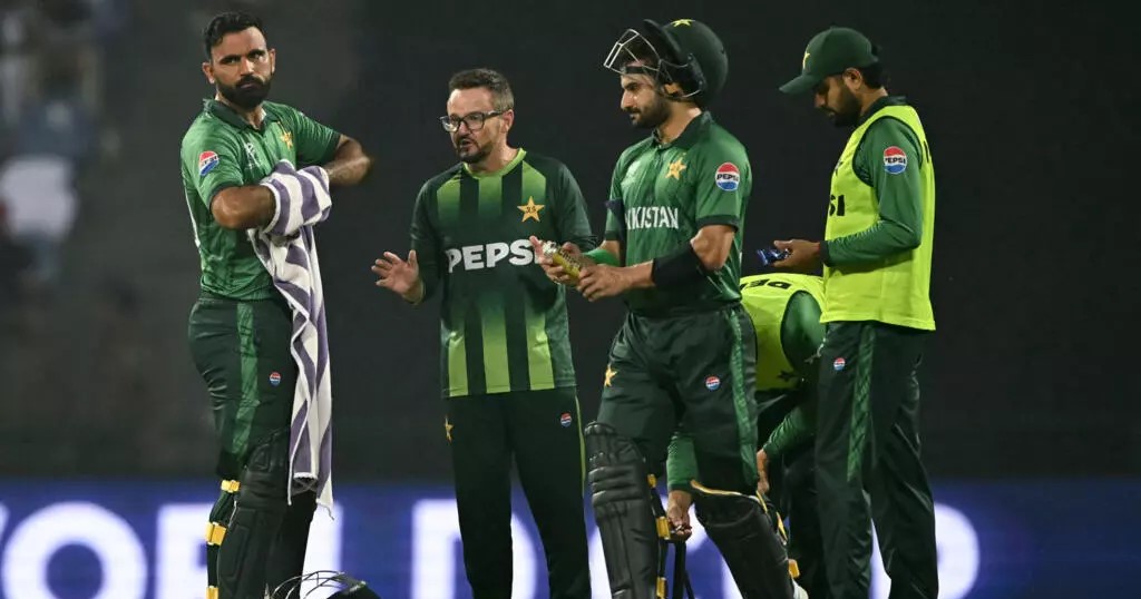 পাকিস্তানের ক্রিকেটাররা ‘বিশৃঙ্খল অবস্থায় অভ্যস্ত’: হেসন